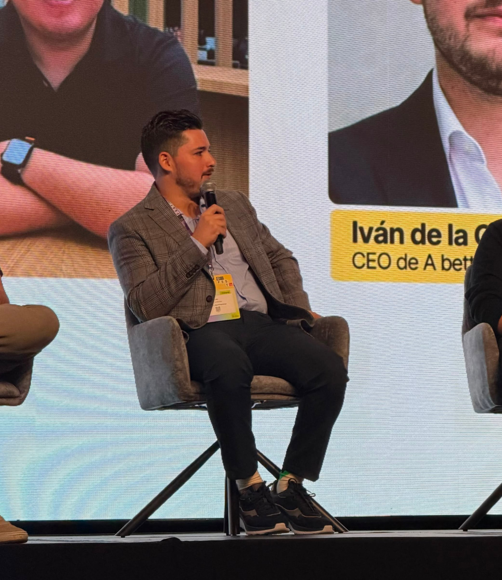 Iván de la Garza participando en un panel de discusión